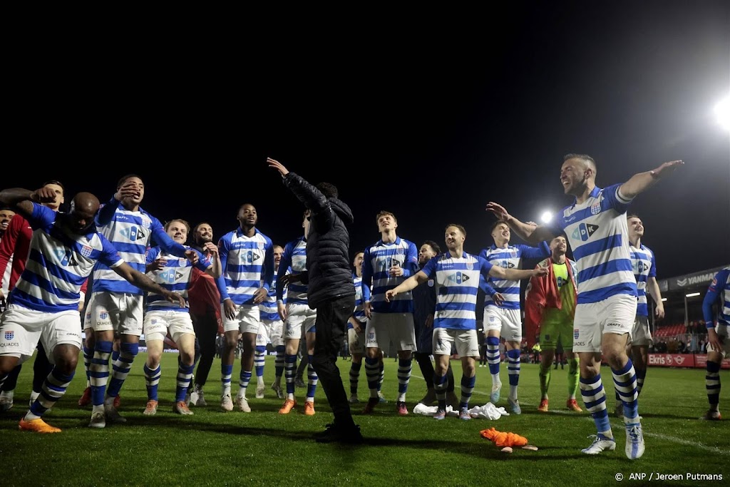 PEC Zwolle in eigen stad onthaald door feestende supporters