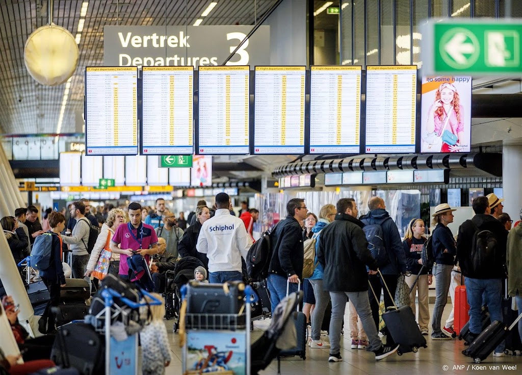 Druk op Schiphol, maar de paar rijen die er staan lopen door