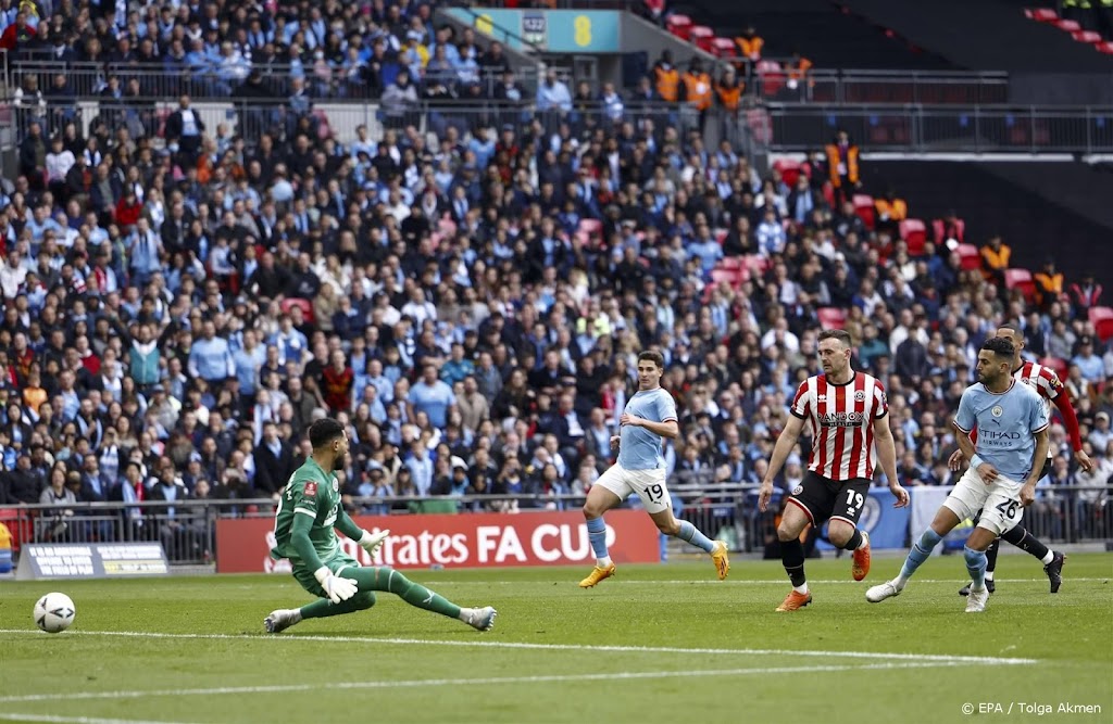Mahrez leidt City met drie goals op Wembley naar finale FA Cup