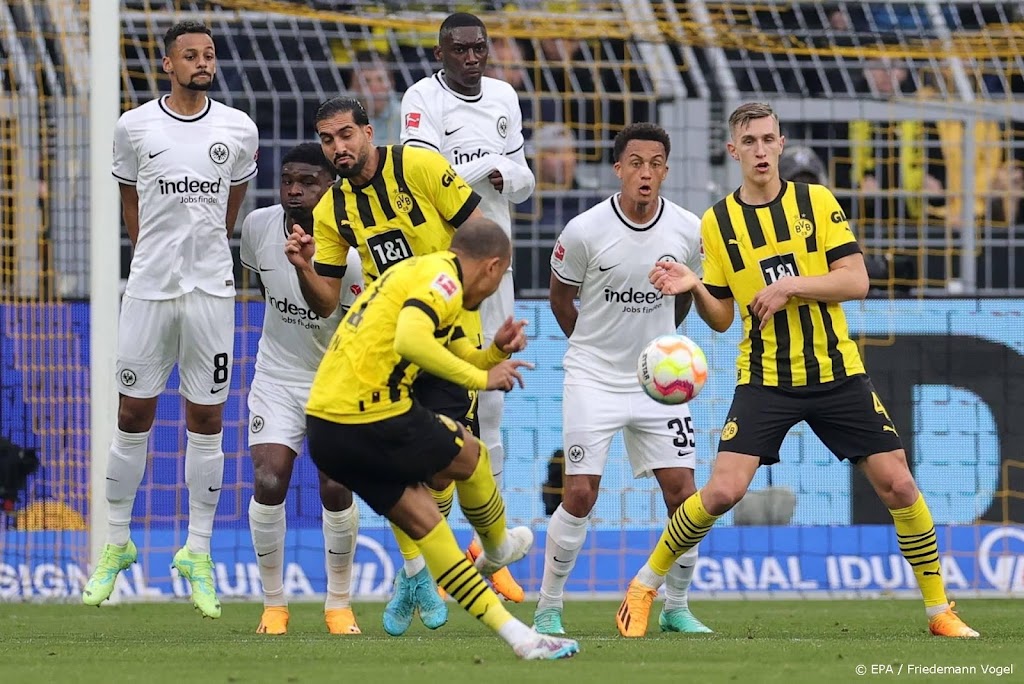 Oud-PSV'er Malen helpt Dortmund met twee goals aan koppositie