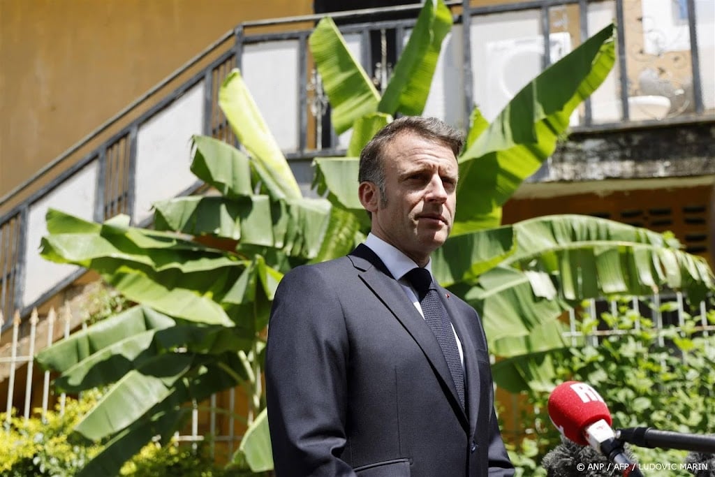 Macron gaat naar uitvaart van paus
