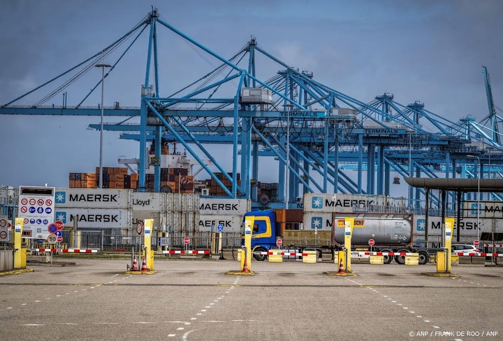 Goederenoverslag haven Rotterdam nog amper geraakt door oorlog