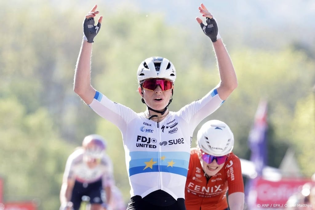 Vollering blijft Pieterse voor en wint Waalse Pijl