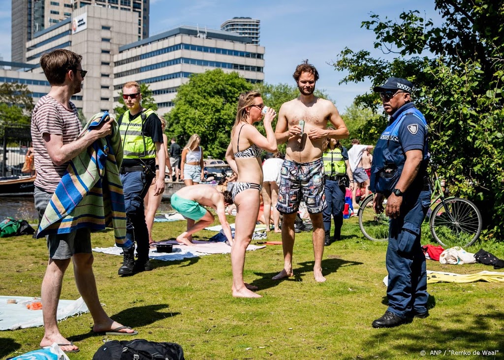 1,5 meter afstand houden lukt de mensen steeds minder goed