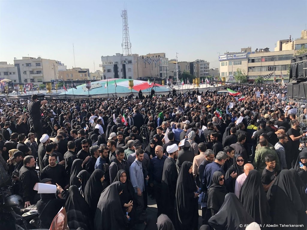 Tienduizenden eren Iraanse president Raisi in straten van Teheran