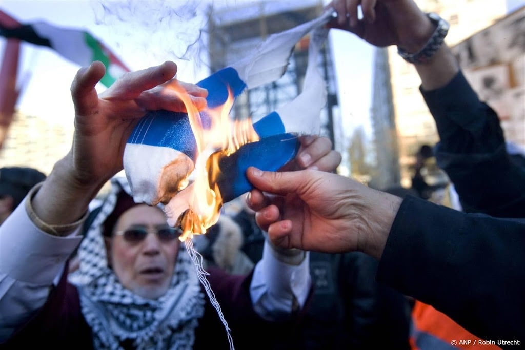 Onderzoek in brand steken Israëlische vlag bij Rotterdams protest