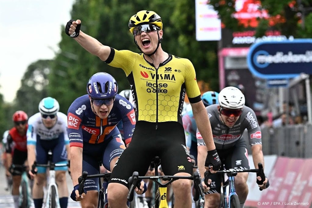 Sprinter Kooij opgelucht na etappewinst in de Giro 