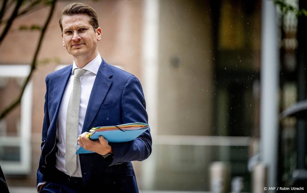 Van Essen stelt nieuw plan voor mestbeleid halfjaar uit