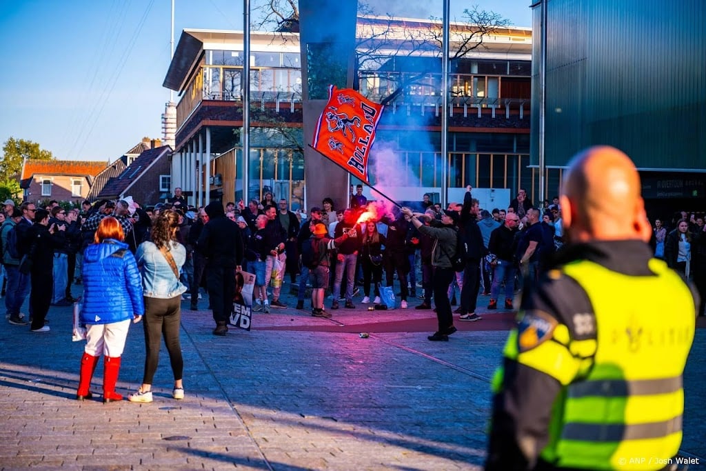 Eis: cel voor belagen politie met vuurwerk bij rellen IJsselstein