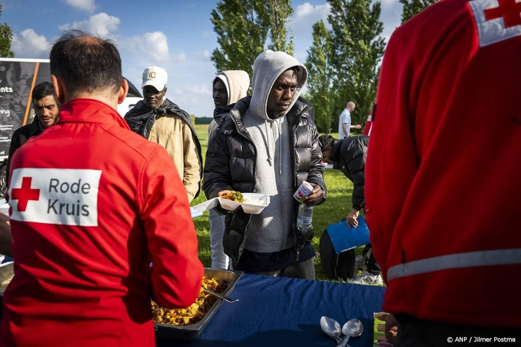 Vier tenten Rode Kruis neergezet voor aanmeldcentrum Ter Apel