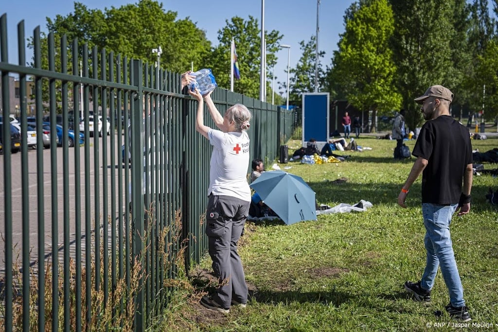 Tientallen asielzoekers voor de poort bij Ter Apel