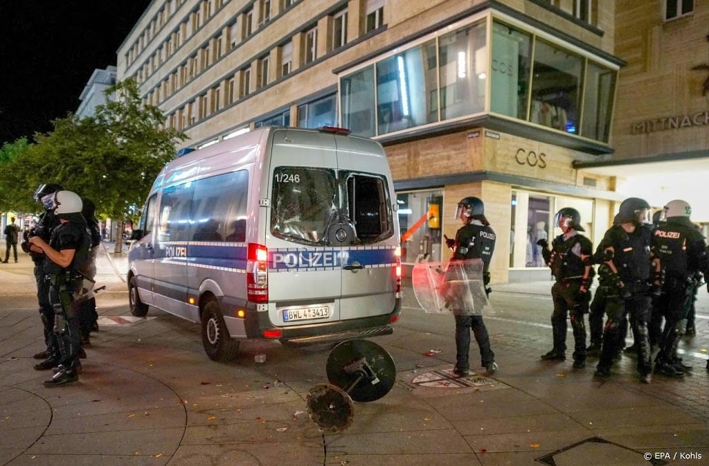 Merkel veroordeelt geweld in Stuttgart