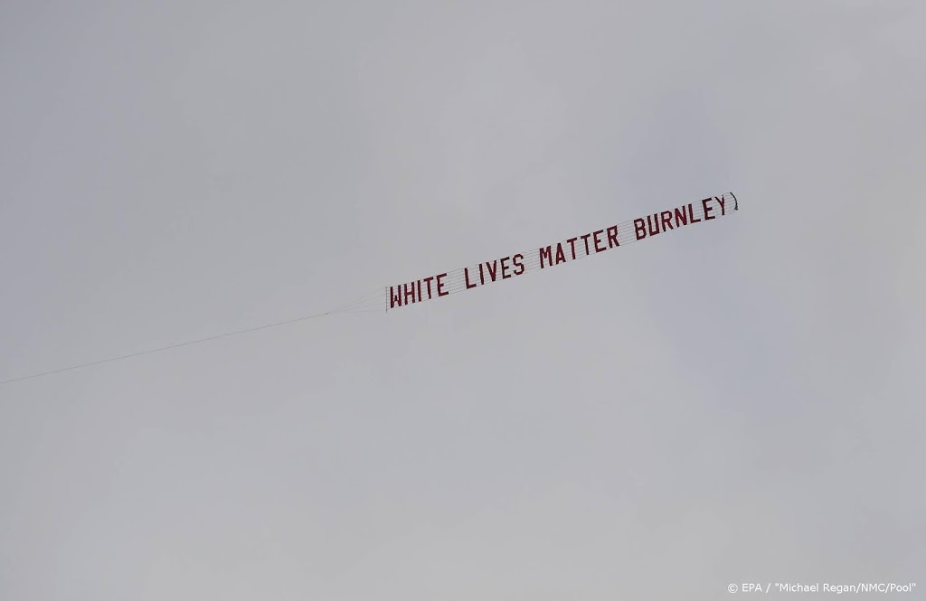 Vliegtuig met 'White Lives Matter' boven stadion City