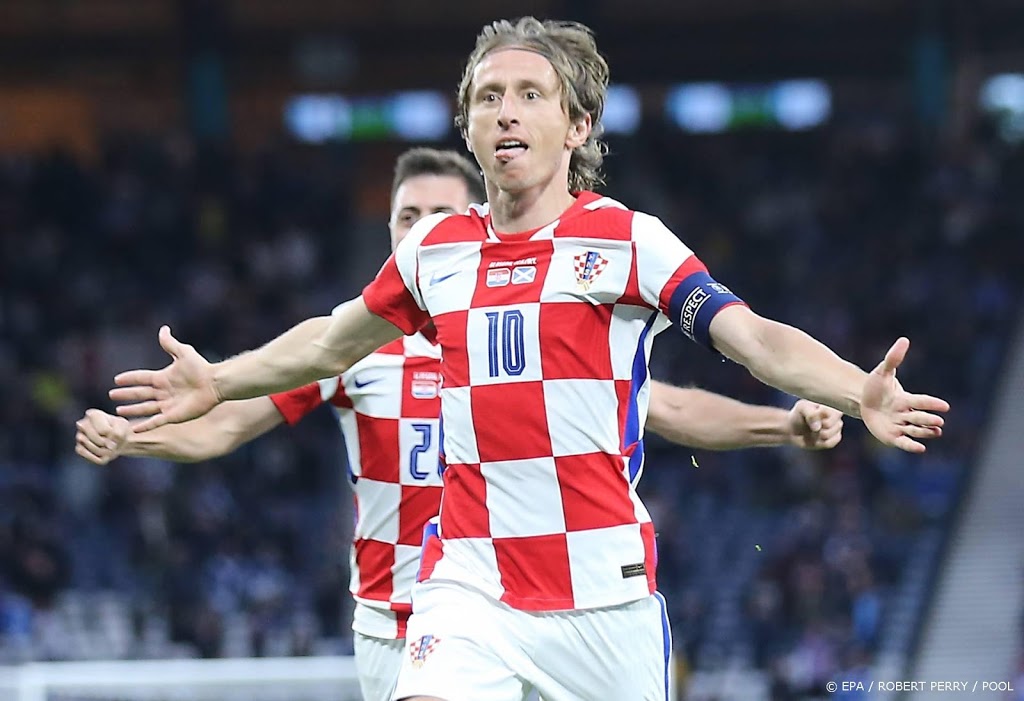 Voetballers Modric en Perisic leiden Kroatië naar volgende ronde