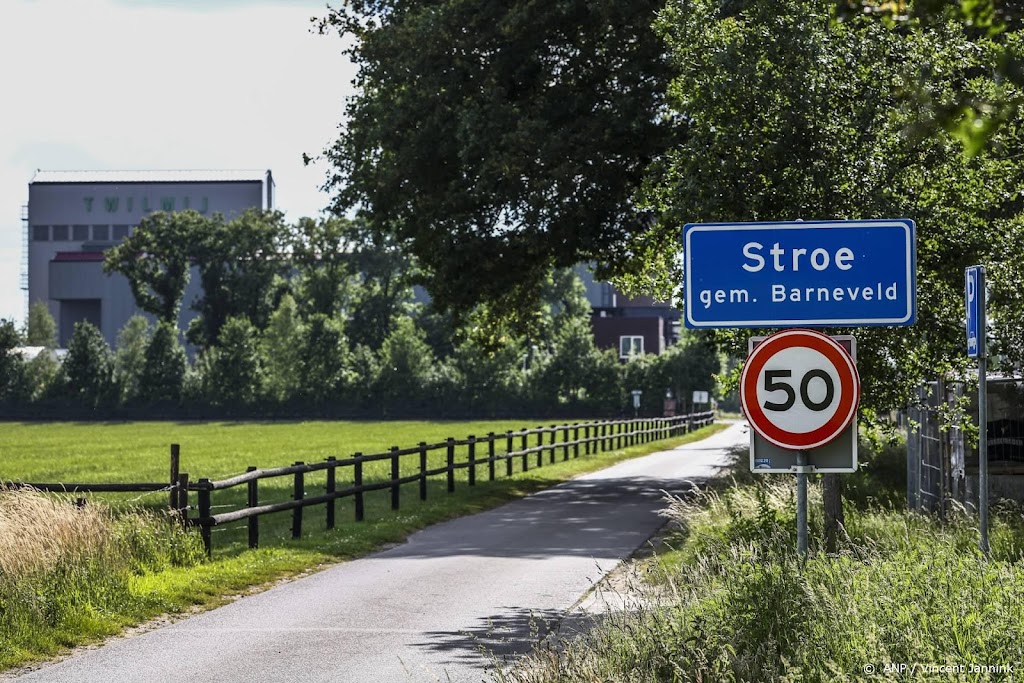 Boeren op weg naar Stroe, ook groepen met trekkers op de snelweg