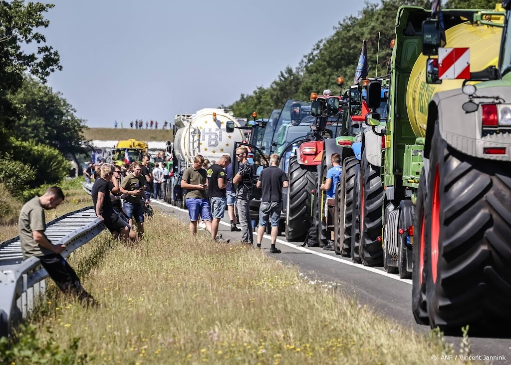 Gestrande boeren en burgers op A1 krijgen water vanwege hitte