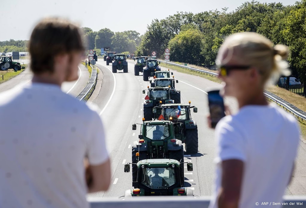 Politie: boeren na protest weer massaal met trekkers snelweg op