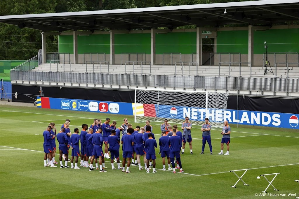 Oranje dag na gelijkspel tegen Fransen met complete groep op veld