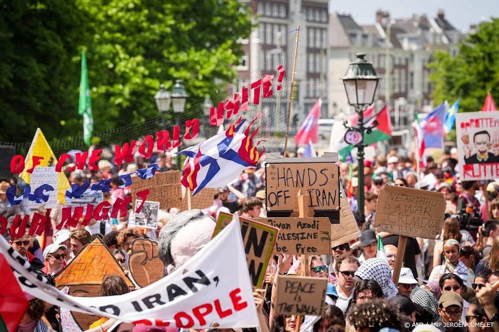 Duizenden demonstranten lopen door Den Haag tegen NAVO-top