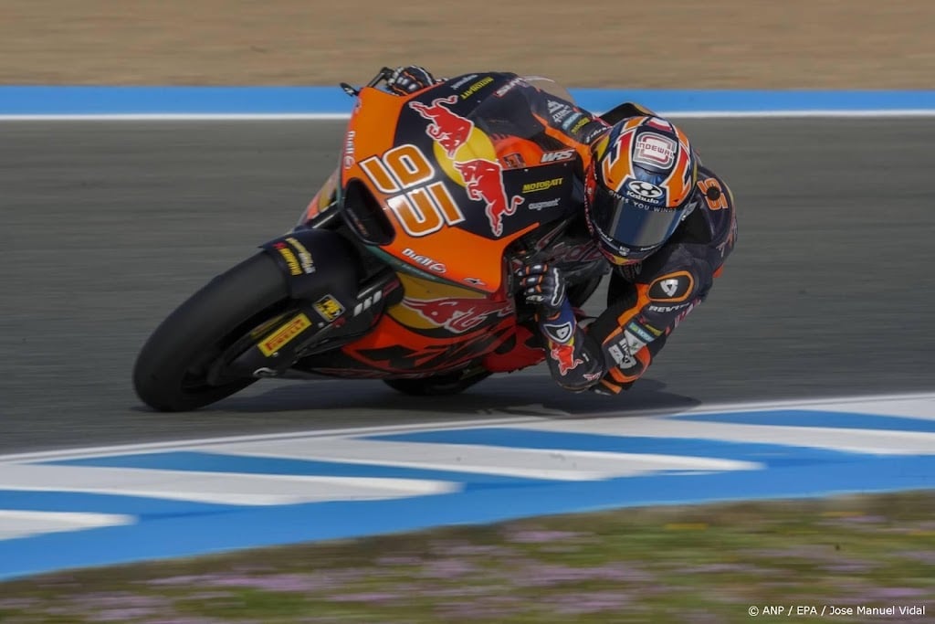 Veijer haalt kotsend in zijn helm de finish bij rentree Moto2