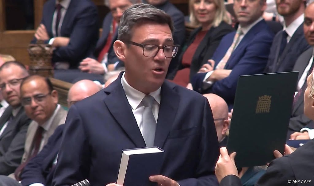 Andy Burnham in Brits parlement beëdigd als parlementariër