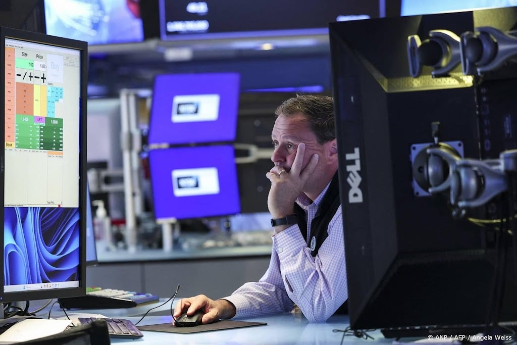 Wall Street overwegend lager door verkoopgolf in techsector