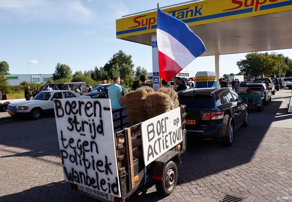 Boeren uit het noorden onderweg naar protest bij De Bilt
