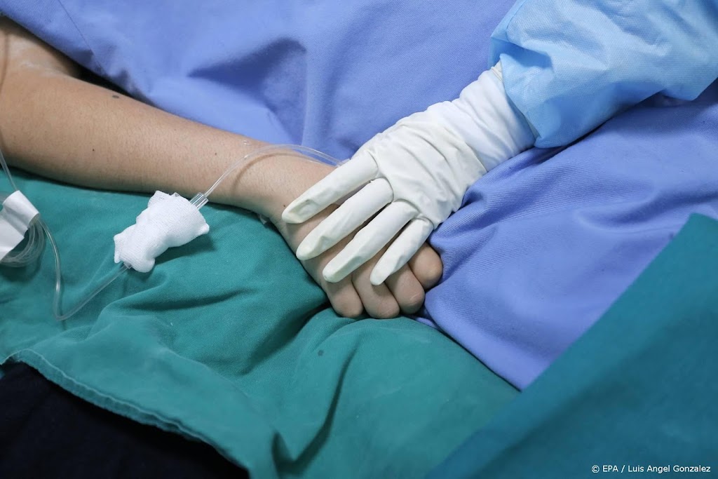 Peruaanse zorgwerkers vast die coronapatiënten lieten betalen