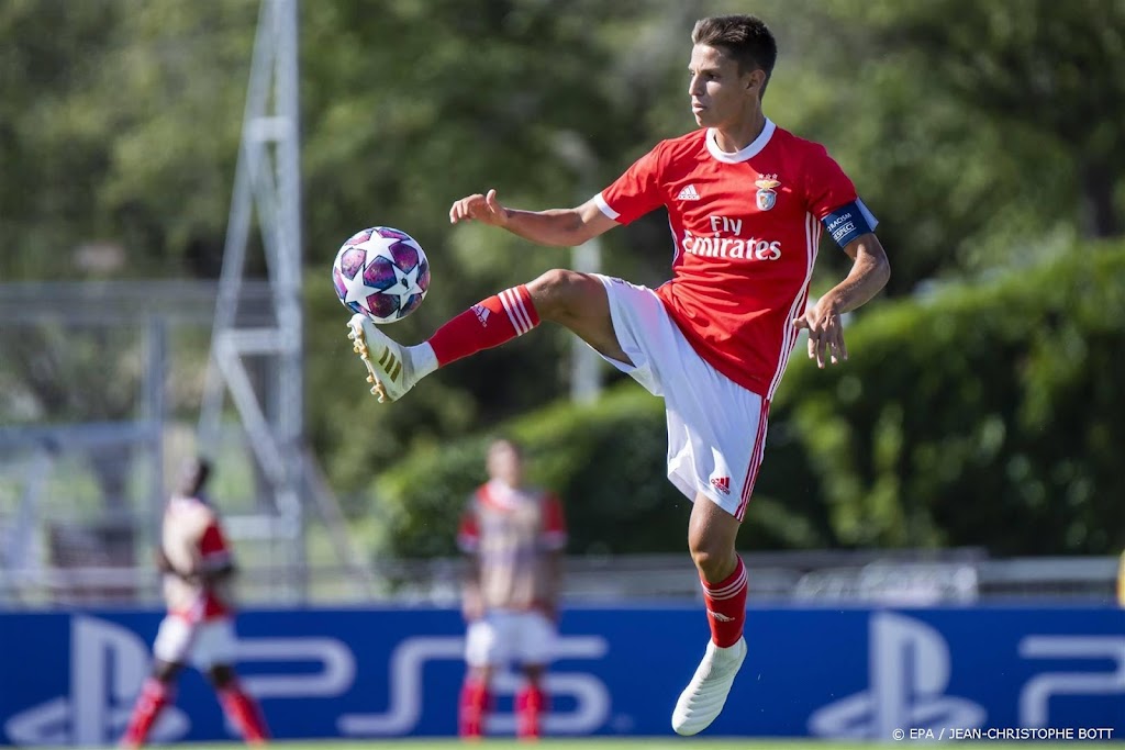AZ huurt middenvelder Dantas van Benfica