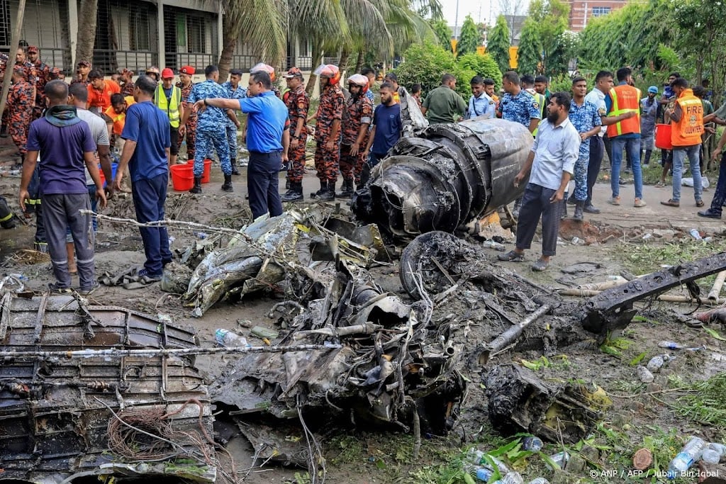 Dodental vliegtuigcrash Bangladesh loopt op