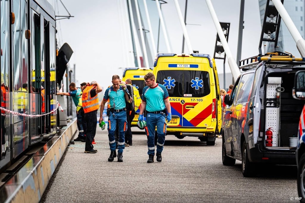Zeven mensen in ziekenhuis na trambotsing Erasmusbrug