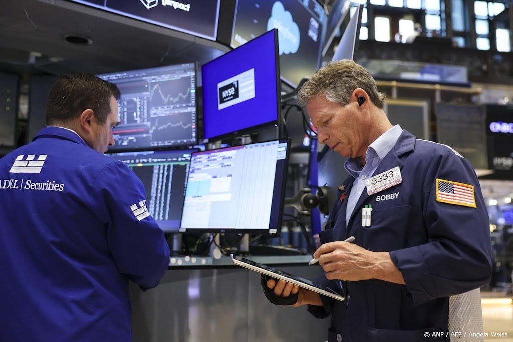 Wall Street begint gemengd, olieprijs verder omhoog