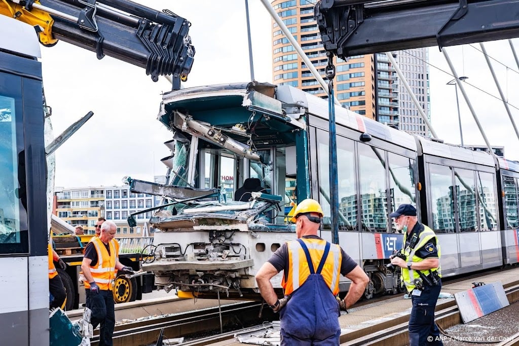 Kapotte trams van Erasmusbrug gehaald