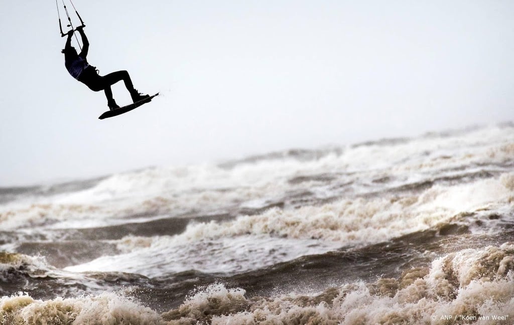 Hulpdiensten druk in de weer door harde wind aan zee 