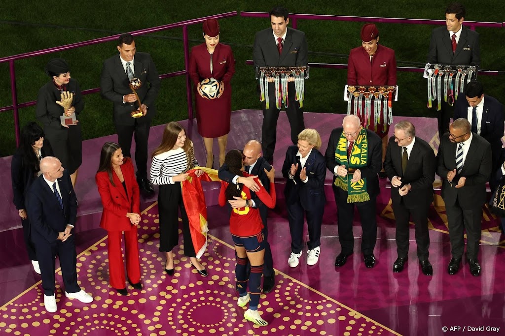 Ook Spaanse premier veroordeelt zoenende preses van voetbalbond