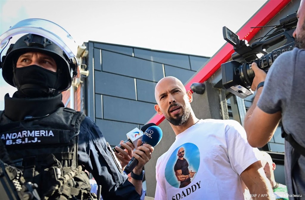 Influencer Andrew Tate krijgt huisarrest in Roemenië