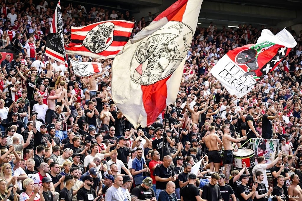 Ajax-supporters staan zondag met applaus stil bij vermoorde Lisa