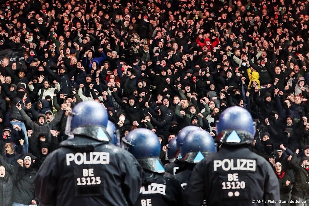 35 politiemensen gewond bij voetbalwedstrijd in Duitse Mannheim