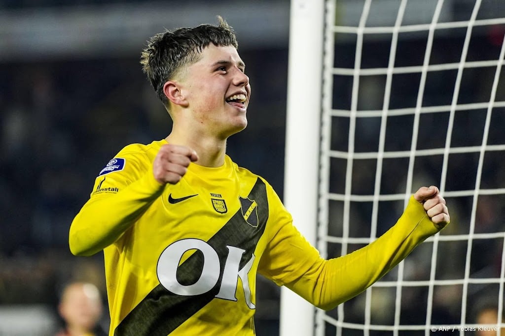 Invaller Reulen kopt NAC in slotfase naar zege op Jong Ajax