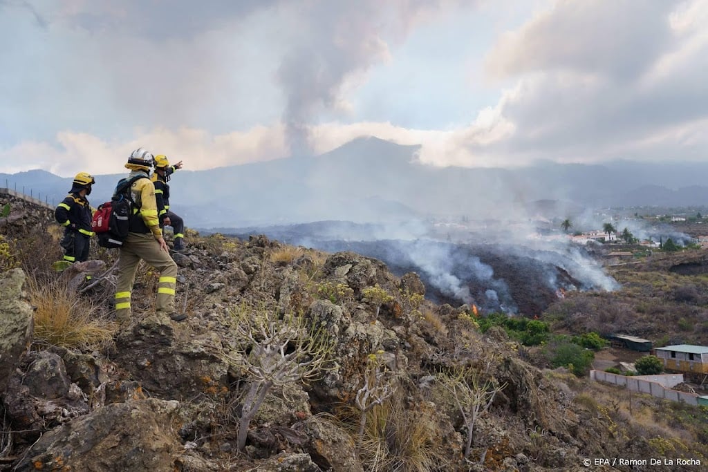 Lavastromen La Palma naderen zee, experts waarschuwen voor dampen