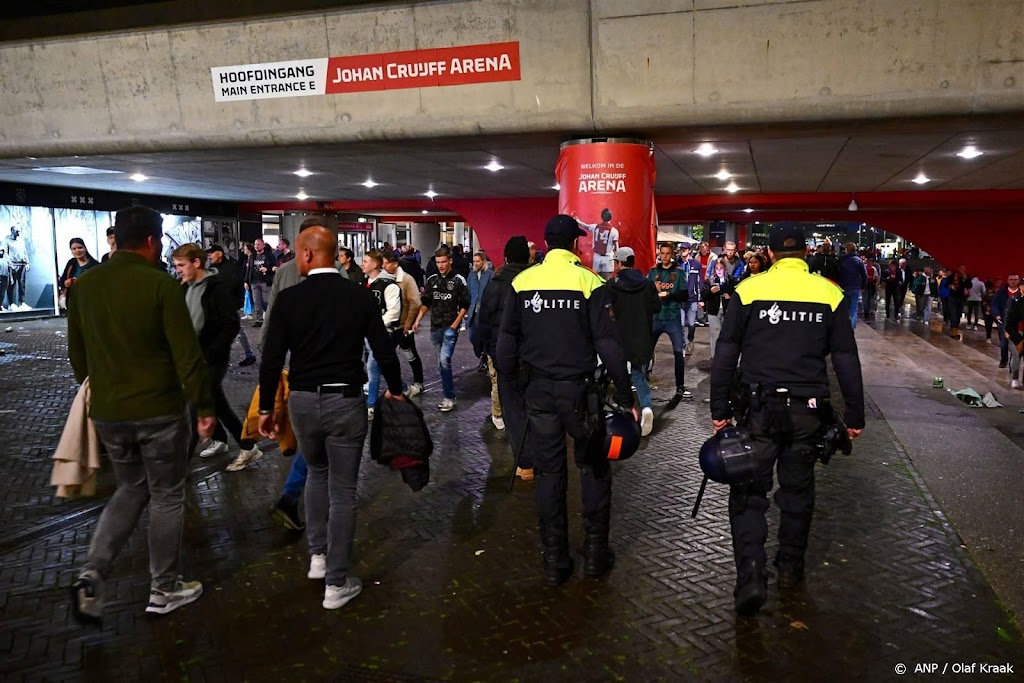 Zeven agenten lichtgewond geraakt tijdens Ajax - Marseille