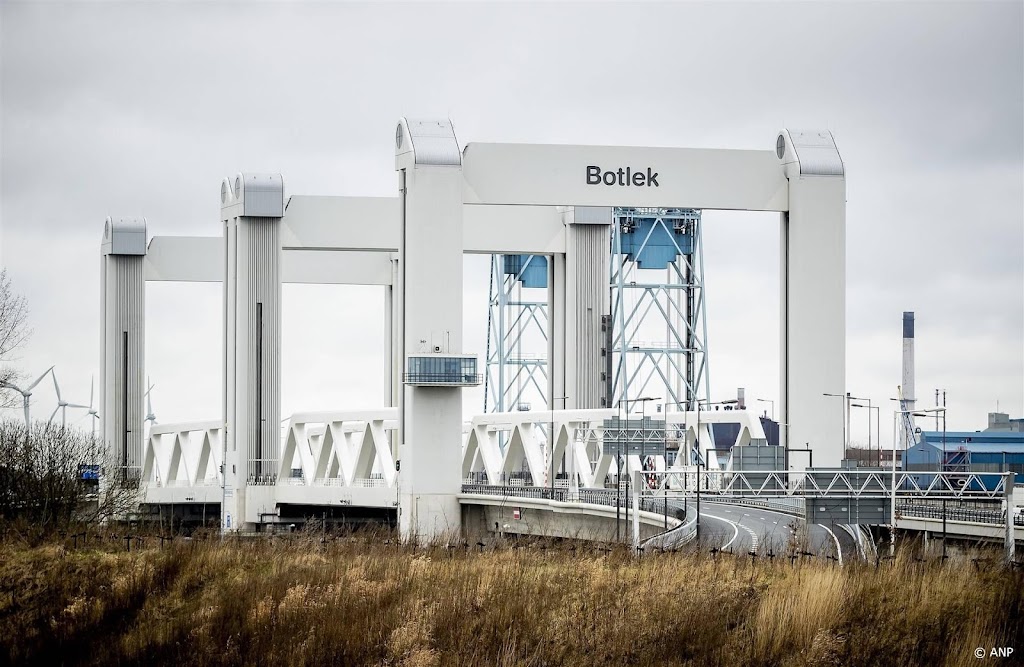 Botlekbrug zondagmiddag afgesloten voor wegverkeer door storing