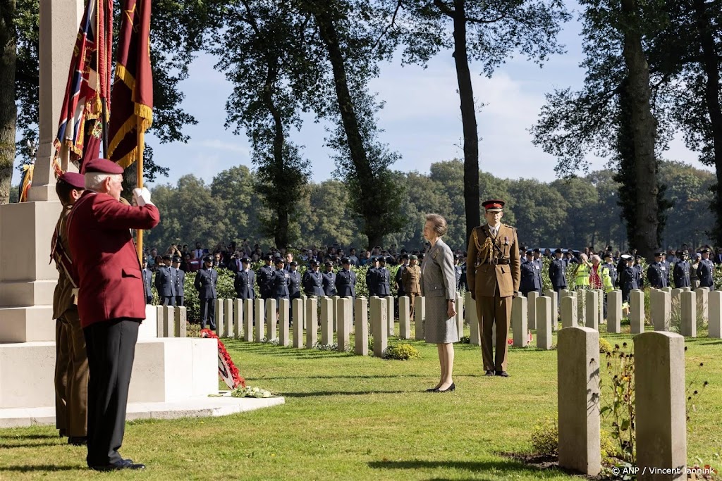 99-jarige Arnhem-veteraan legt laatste krans op Brits ereveld