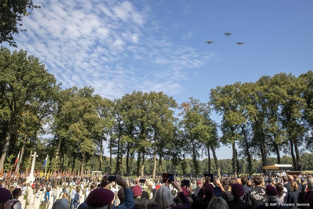 Vele duizenden mensen bij Airborne-dienst, organisatie tevreden