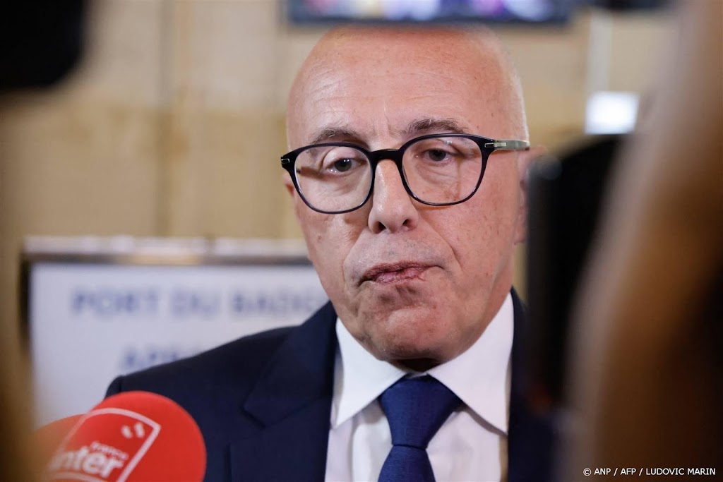Voorzitter Franse Republikeinen stapt alsnog op