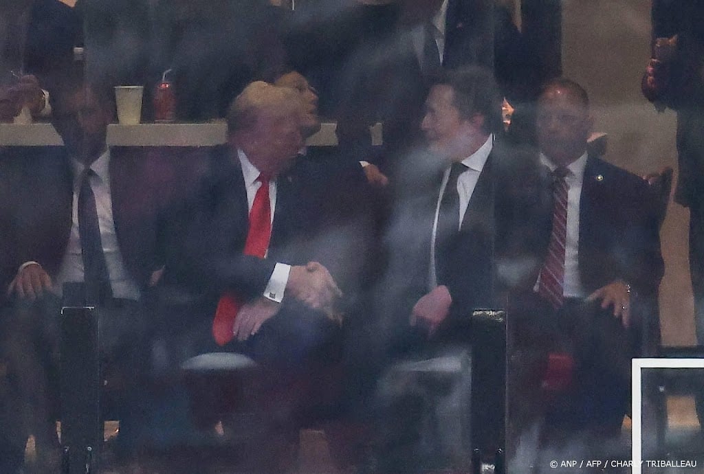 Trump en Musk schudden elkaar de hand bij afscheidsdienst Kirk
