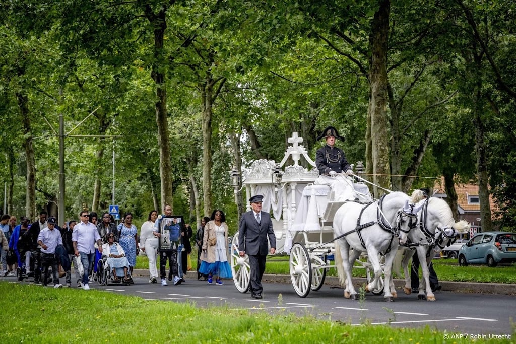 Honderden nemen in Rotterdam afscheid van Alfredo Goeloe