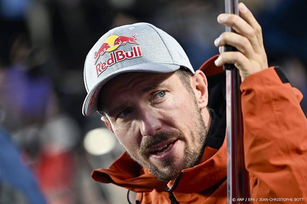 Skiër Hirscher na acht maanden weer op de sneeuw in Zoetermeer