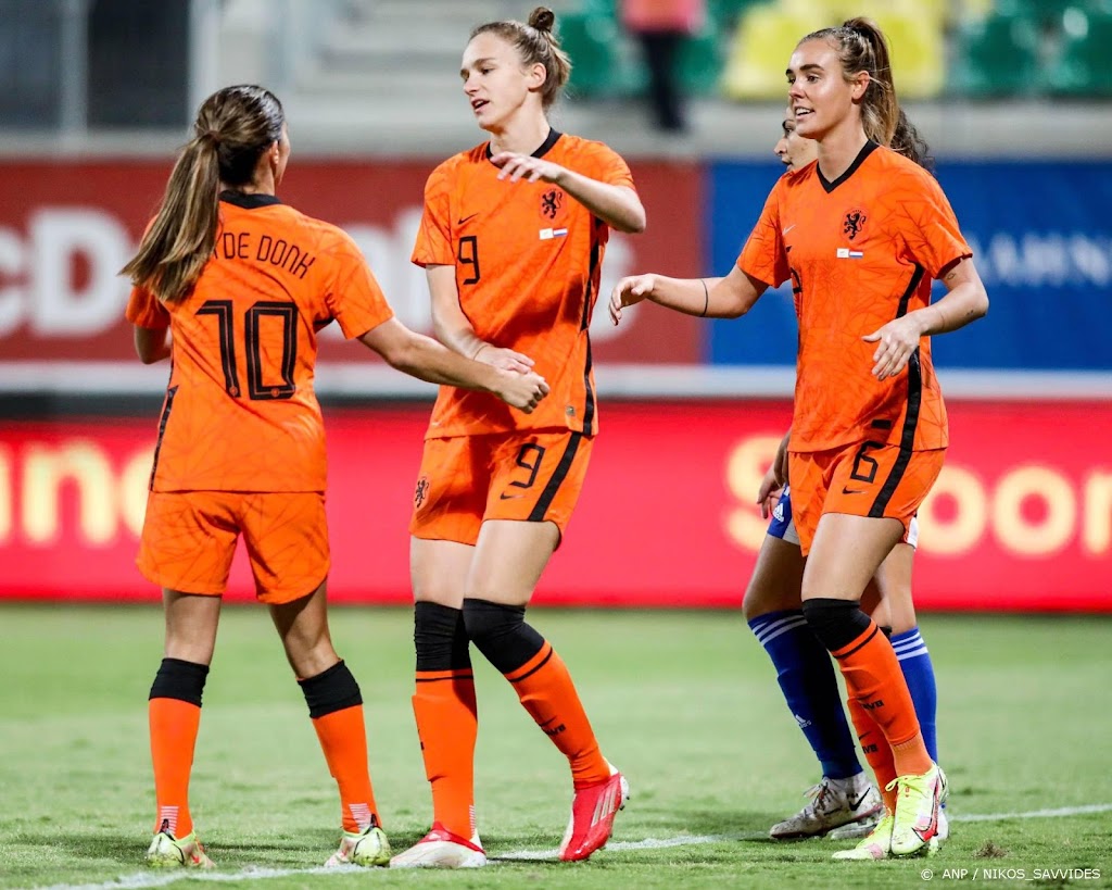 Voetbalsters Oranje leven zich uit op Cyprus: 0-8