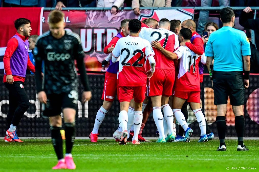Ajax zakt naar 17e plaats na nederlaag bij FC Utrecht (4-3)